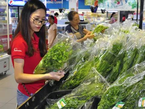Cao điểm nắng nóng, siêu thị giảm giá hàng giải nhiệt