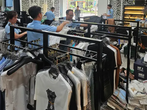 Thu giữ gần 2.000 sản phẩm thời trang nghi giả nhãn hiệu