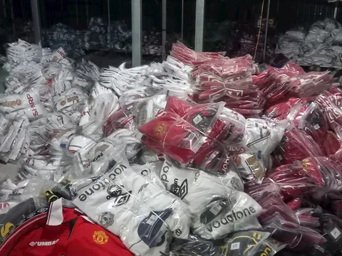Tạm giữ gần 4.000 bộ quần áo nghi giả nhãn hiệu