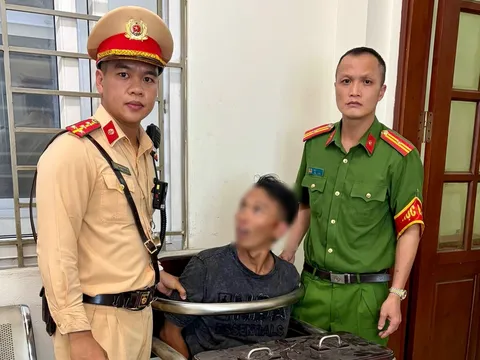Khống chế người đàn ông có biểu hiện bất thường trên phố