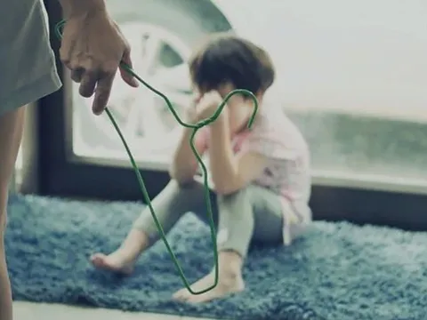Đừng coi bạo hành trẻ em là chuyện riêng của gia đình
