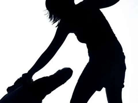 Tạm giữ người phụ nữ hành hung chủ quán khi bị đòi tiền