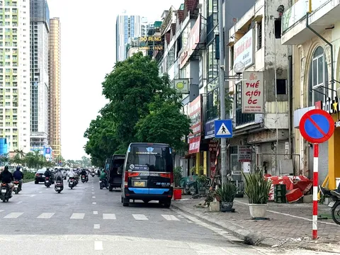 Bến cóc “náo loạn” đường Vũ Trọng Khánh