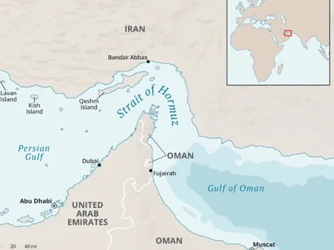 Tàu thương mại ở Eo biển Hormuz trúng tên lửa, nghi của Iran