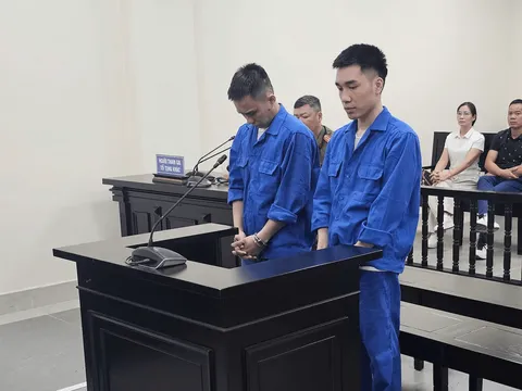 Hầu toà vì rủ nhau đi cướp 16 cây vàng của chủ nhà nghỉ