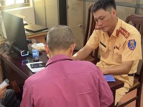 Xử lý nghiêm lái xe buýt sử dụng điện thoại trong khi lái xe