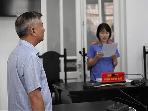Lái xe Mercedes hành hung tài xế taxi nhận án 6 tháng tù