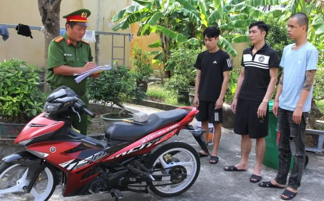 Khởi tố 3 đối tượng gây rối trật tự công cộng, đâm trọng thương công an