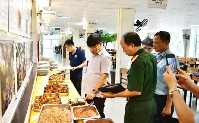 Ăn cơm, canh thừa: nguy cơ ngộ độc, nhiễm khuẩn