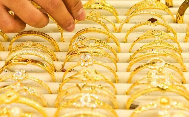 Giá vàng hôm nay 18/10: thế giới tăng vọt áp sát ngưỡng 2.700 USD/ounce