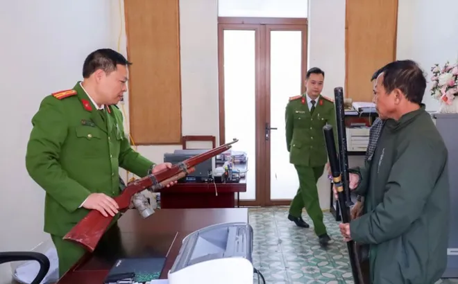 Thái Nguyên: nhiều người dân tự nguyện giao nộp vũ khí, súng tự chế, pháo nổ
