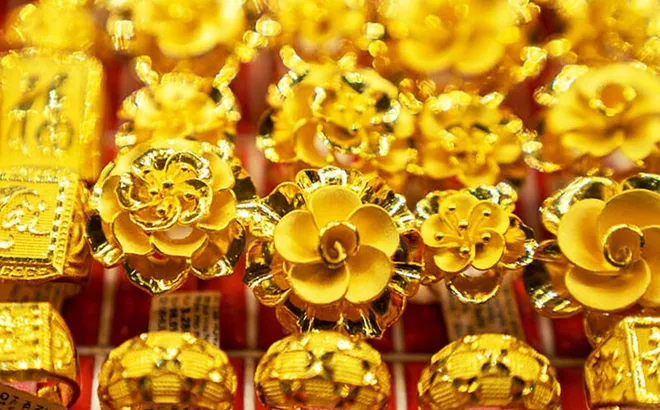 Giá vàng hôm nay 4/1: thế giới giảm mạnh, nhẫn tăng cao hơn vàng miếng
