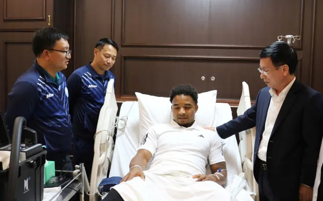 Chủ tịch UBND tỉnh Nam Định thăm hỏi, động viên cầu thủ Nguyễn Xuân Son