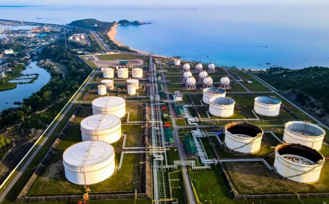 Giá xăng dầu hôm nay 5/2: lao dốc vì tồn kho cao