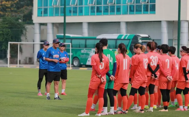 HLV Mai Đức Chung: “Tuyển nữ Việt Nam đối diện với khó khăn”