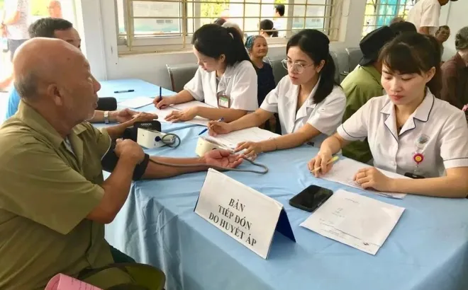 Xã Nội Bài khám bệnh, cấp thuốc, tặng quà cho 500 đối tượng chính sách
