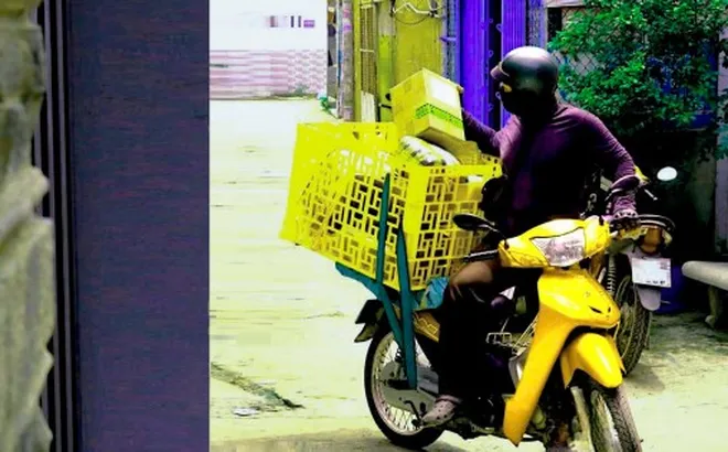 Người phụ nữ ở Hà Nội mất gần 1,3 tỷ đồng vì shipper giả mạo