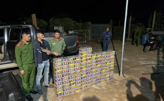 Đắk Lắk: bắt giữ gần 2 tạ pháo hoa được dấu tinh vi trên xe bán tải