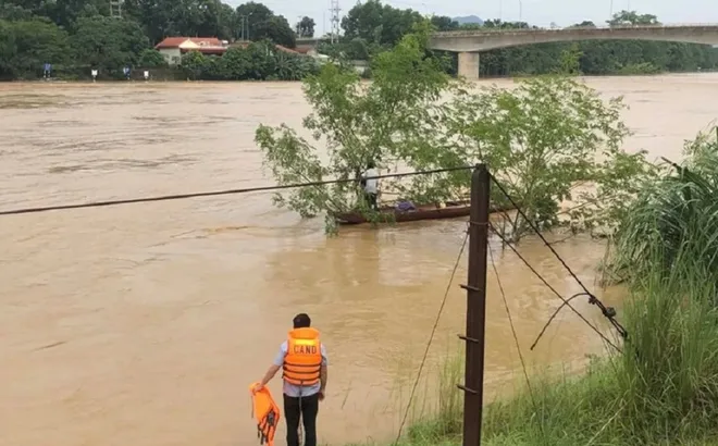 Thanh Hóa: cứu vớt người đàn ông bị lũ cuốn trôi 2kmv