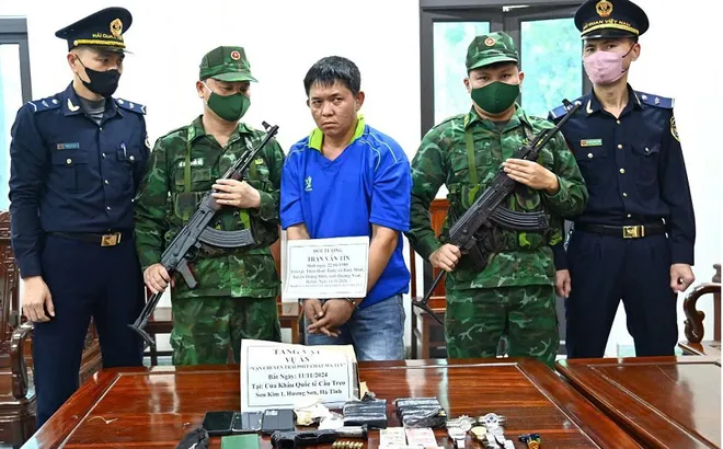 Hà Tĩnh: bắt đối tượng vận chuyển ma túy, súng quân dụng qua biên giới