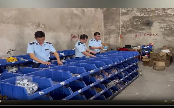 Cận cảnh kho hàng lậu trị giá hơn 1,2 tỷ đồng xuyên biên giới, kết nối Tik Tok