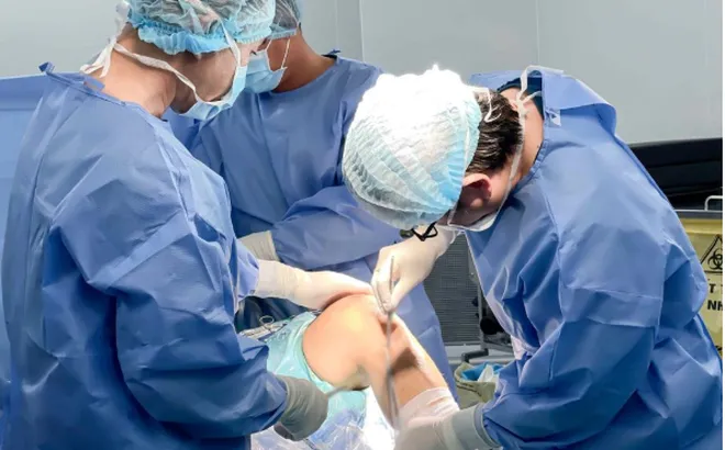 Vinmec Cần Thơ phẫu thuật thành công chấn thương khớp gối do đá bóng