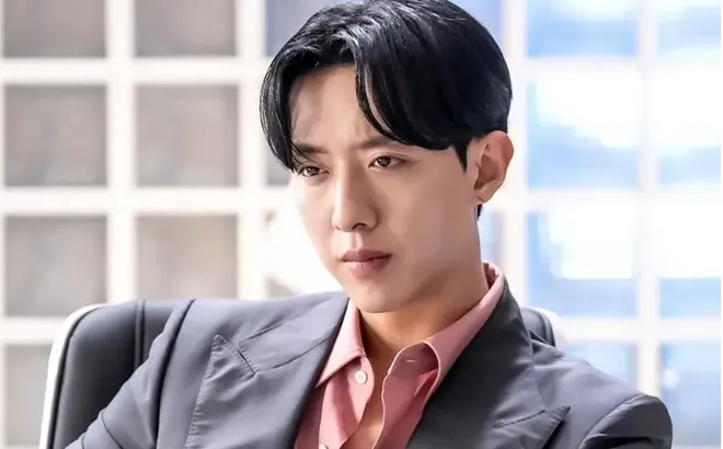 Nam thần Hàn Quốc lặng lẽ du lịch Hà Nội, tự quay video giữa phố cổ, fan Việt "vỡ òa"