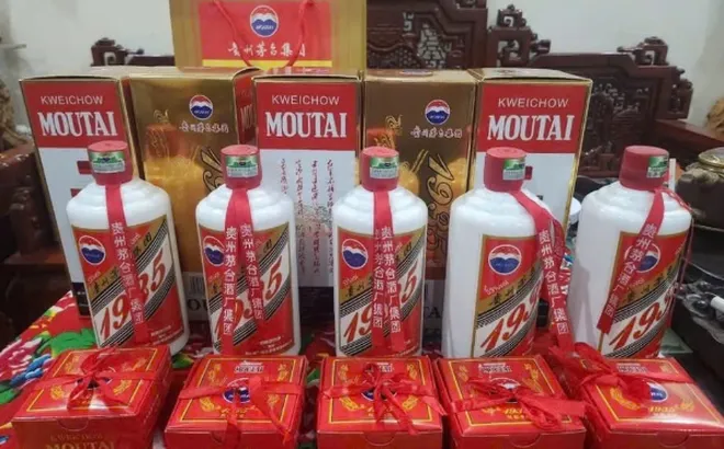 Rượu ngoại “xách tay” trôi nổi: Hiểm họa ẩn sau nhãn mác hào nhoáng