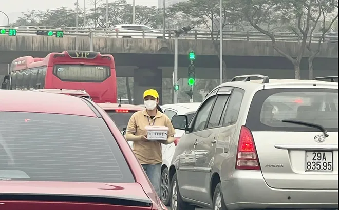 Tái diễn tình trạng xin tiền trên các tuyến đường, phố: Nguy cơ mất an toàn giao thông