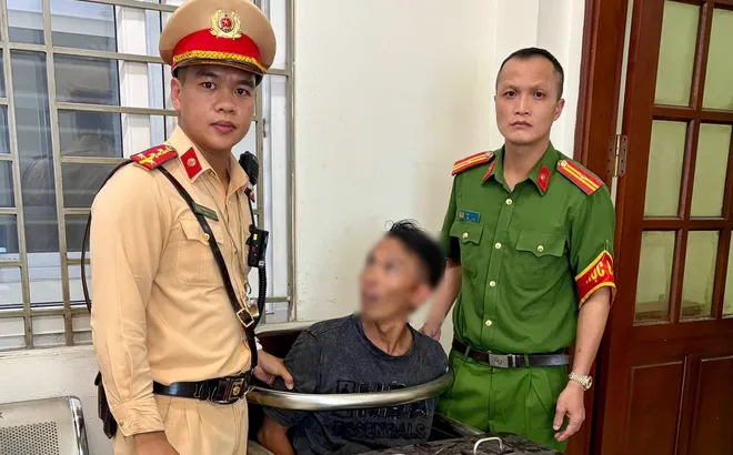 Khống chế người đàn ông có biểu hiện bất thường trên phố