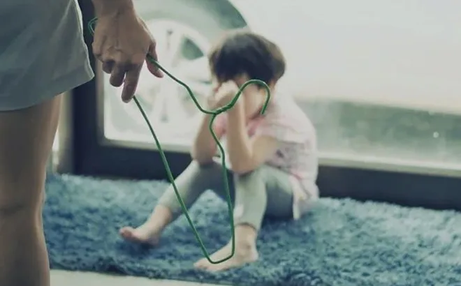 Đừng coi bạo hành trẻ em là chuyện riêng của gia đình